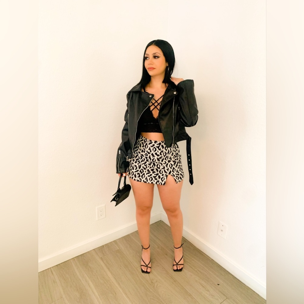 Beautiful skirt only use it one time for picture